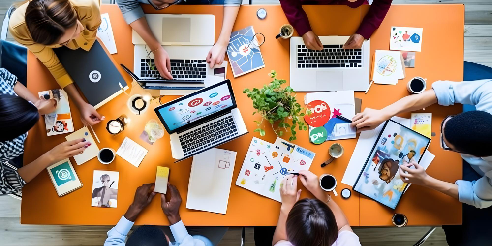 Хора събрани на маса за работа